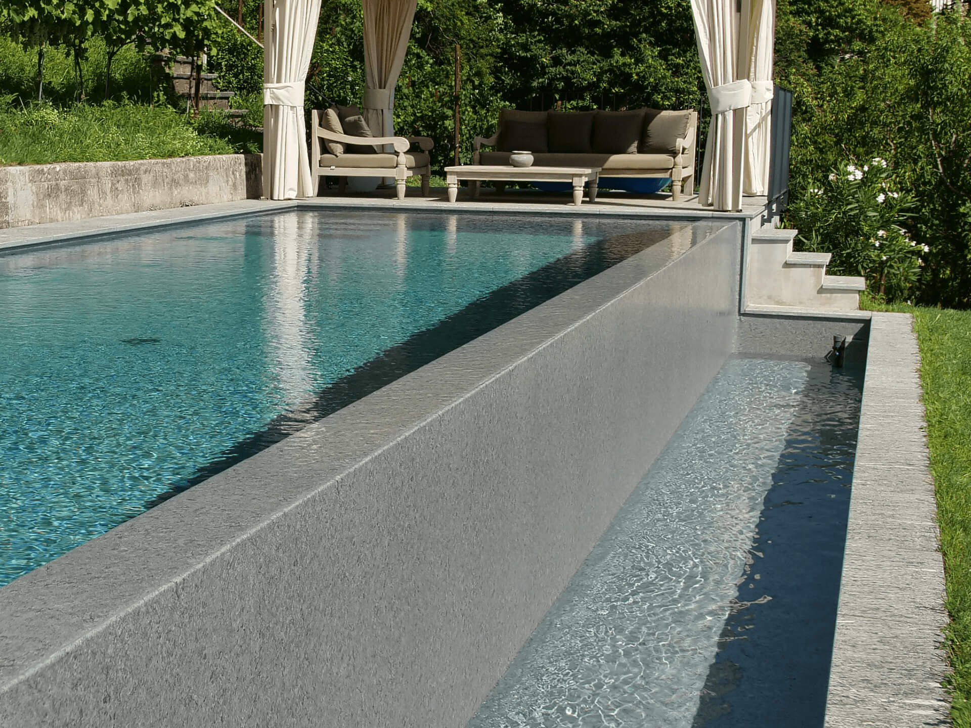 Come scegliere il colore del rivestimento in PVC per la piscina